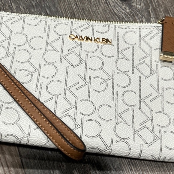 NWOT Calvin Kleine VanillaTan Signature Wristlet - Picture 1 of 2